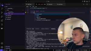 Что делает файл '__init__.py' в Python?