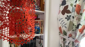 Красная салфетка и красивые пионы