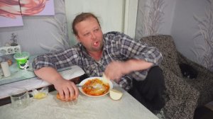 Пошёл к соседу на участок землю для дыни вскопать Вкусно обедаю супом СО СМЕТАНОЙ утро в Сибири
