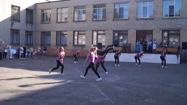 Танец девочек 22 школа  2 часть смотреть онлайн