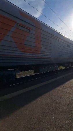 Поезд едет по железной дороге