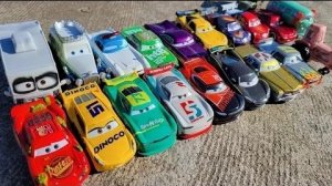 Малолитражка Mattel, которая на один размер больше автомобиля, едет задом наперед по склону. Модель
