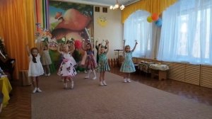 Танец с цветами в старшей группе детского сада