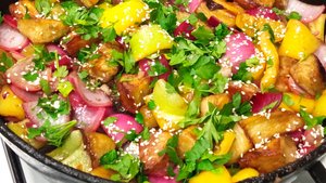 САМЫЙ ВКУСНЫЙ ТЕПЛЫЙ салат с ХРУСТЯЩИМ БАКЛАЖАНОМ.