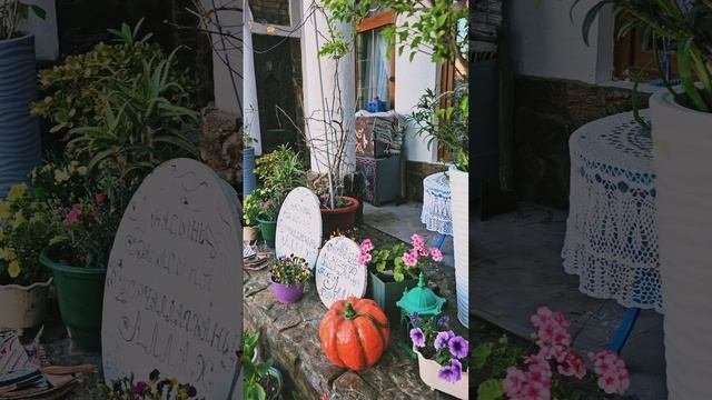 Яркое,колоритное,самобытное кафе в Крыму.Словно в музее побывали.Курортное-кафе "Рушанна"
