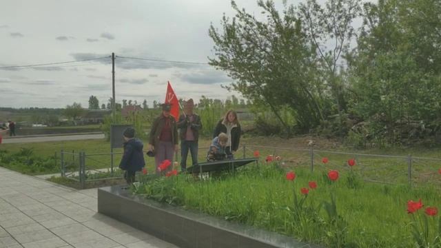 9 мая 2025 года. На Братской могиле села Альшань. Возложение цветов участниками автопробега Победы.