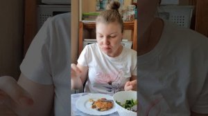 Мукбанг. Грудка с грибами, салат с салатом