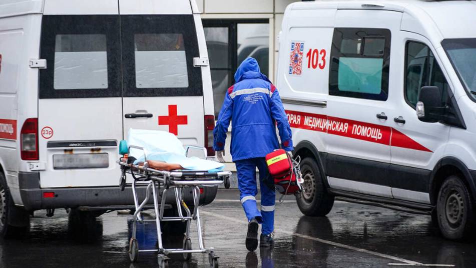 Рабочий свалился с крыши девятиэтажки в Москве на голову бригадира