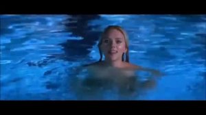 Скарлетт Йоханссон разделась и прыгнула в бассейн