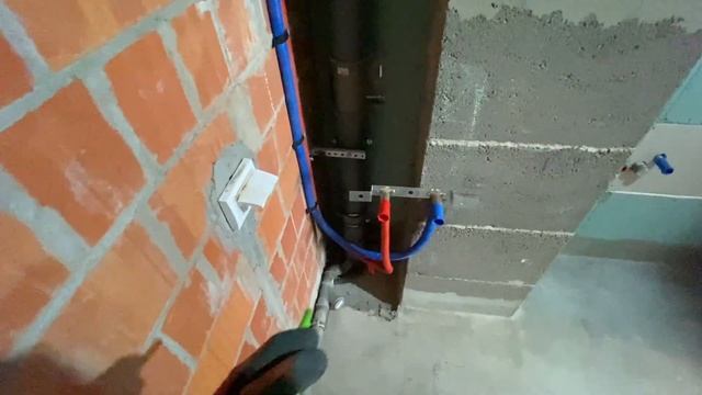 Сантехника в ЖК НАУКА. Трубы по потолку, коллекторный ?