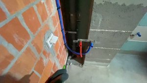 Сантехника в ЖК НАУКА. Трубы по потолку, коллекторный ?