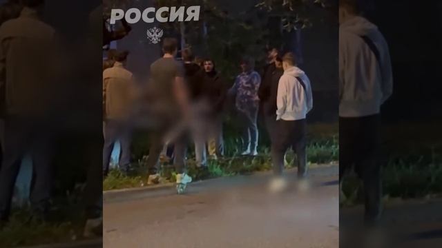 Одесситы защищают памятную табличку на русском языке от перцового отряда активистов