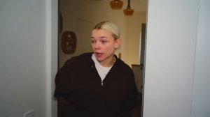 ТАЙНЫЙ ПОКЛОННИК АМЕЛИИ прислал ей Посылку! Что в ней?