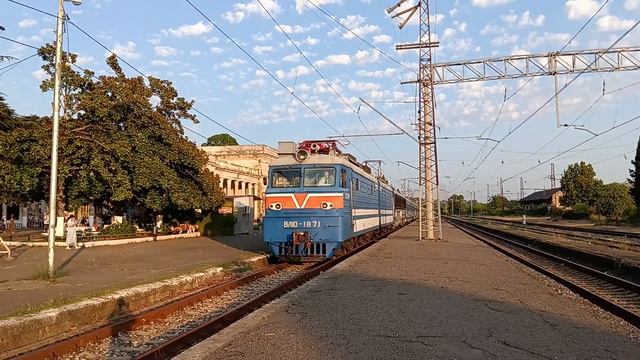 Электровоз ВЛ10-1871 подаёт под посадку туристический поезд «Сочи» Гагра—Туапсе ст. Гагра АЖД смотреть онлайн