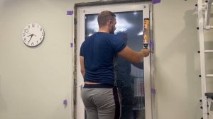 Утепление оконных откосов монтажной пеной. Недорогой