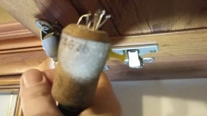 как правильно поменять газовый амортизатор на мебели.