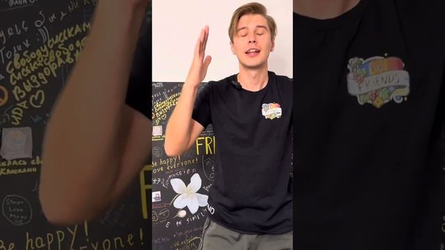 Наш новый мерч уже здесь! Стильные черные и белые футб?