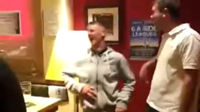 Облокотился на барную стойку смотреть онлайн