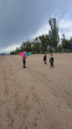 Море🌊 прекрасно в любую погоду #семья #дети #охужэтидетки #буднимногодеточки #буднимногодетнойсемьи
