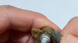 Смазываю переменный резистор СП3 4бМ. Чтобы не было скр