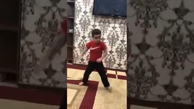 Рамзан танцует брейк-данс!