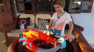 Поделили игрушки машинки Hot Wheels. Дети и машина Хот Вилс