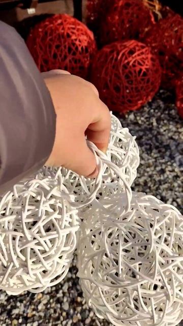 Шарики с петельками из ротанга смотреть онлайн