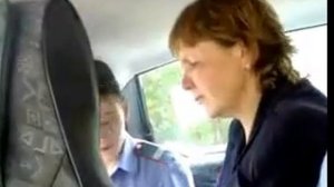 Пьяная баба разбирается с ментами