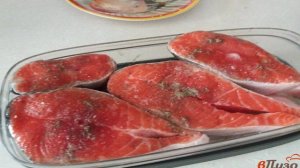 Стейк из форели, запеченный с овощами