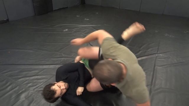 проход закрытого гарда из стойки с ущемлением ахилла смотреть онлайн