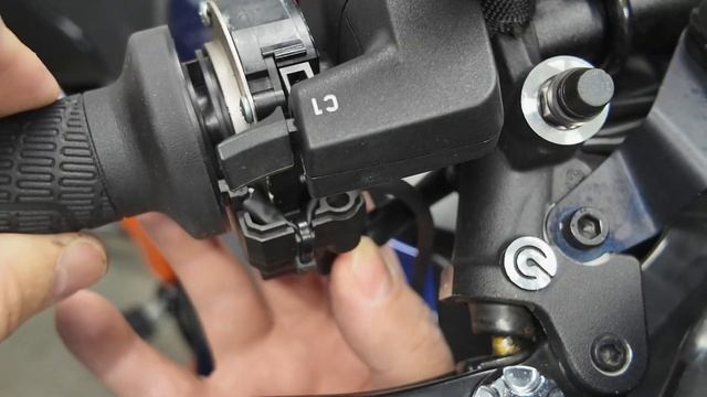 Установка ручек с подогревом на KTM 1290 SUPER ADVENTURE R смотреть онлайн