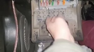 Вот где находится предохранитель вентилятора печки.О?