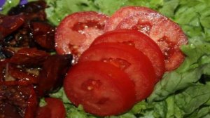 Салат с вялеными томатами и консервированным тунцом