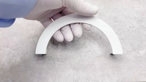 Белая мебельная ручка-скоба 128 мм полукруг. Материал: сталь.