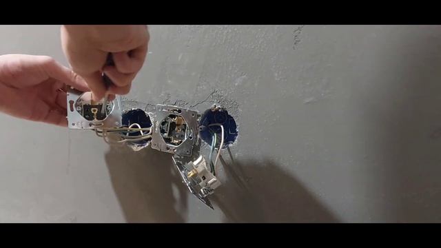 Монтаж розеток на 3 поста