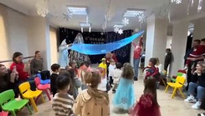 🎄 **Новогодняя Забава для Детей: Игра с Покрывалом**