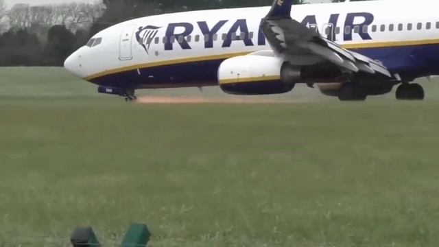 У пассажирского самолёта сломалась передняя стойка ш? смотреть онлайн