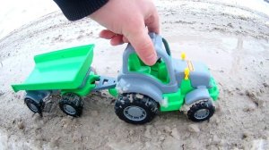 Мультик Зеленый трактор с прицепом по снегу и лужам - Cartoon Green tractor with trailer. TopicRu
