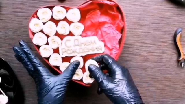 МК "Набор в шляпной коробке из шоколадных роз и твиксо? смотреть онлайн