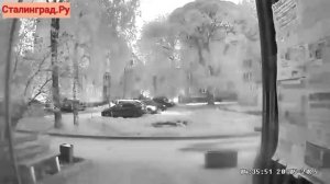 В Новосибирске Hyundai взорвался, проезжая мимо подъезда. Момент попал на видео.