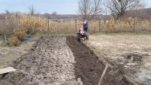 Как пашет  плуг с винтовым отвалом.