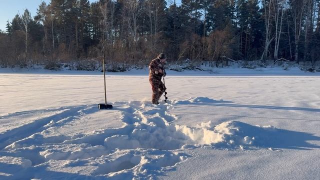 ЛОВЛЯ НАЛИМА НА УДЫ. ВЕЗЁМ ВАЛЕЖНИК НА СНЕГОХОДАХ. смотреть онлайн