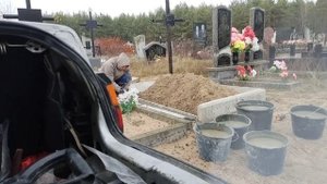 укладка тротуарной плитки и установка памятника ,на к