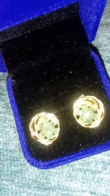 Натуральные изумруды серебро925,серьги гвоздики.Диаме?