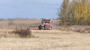 КИРОВЕЦ К 735 с KUHN VARI-LEADER  вспашка земли.