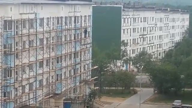 Пьяный мужчина разгуливал по строительным лесам в Охе смотреть онлайн