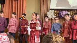 В лесу канарейка.