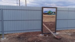Прикрутил с помощником  Профлист к каркасу забора .