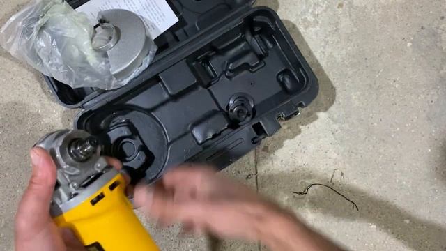 Болгарка Ушм DEWALT 1010 Вт с регулятором оборотов 125 мм