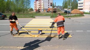 (Рыбинск-40) НА РЫБИНСКИЕ ДОРОГИ НАНОСЯТ РАЗМЕТКУ